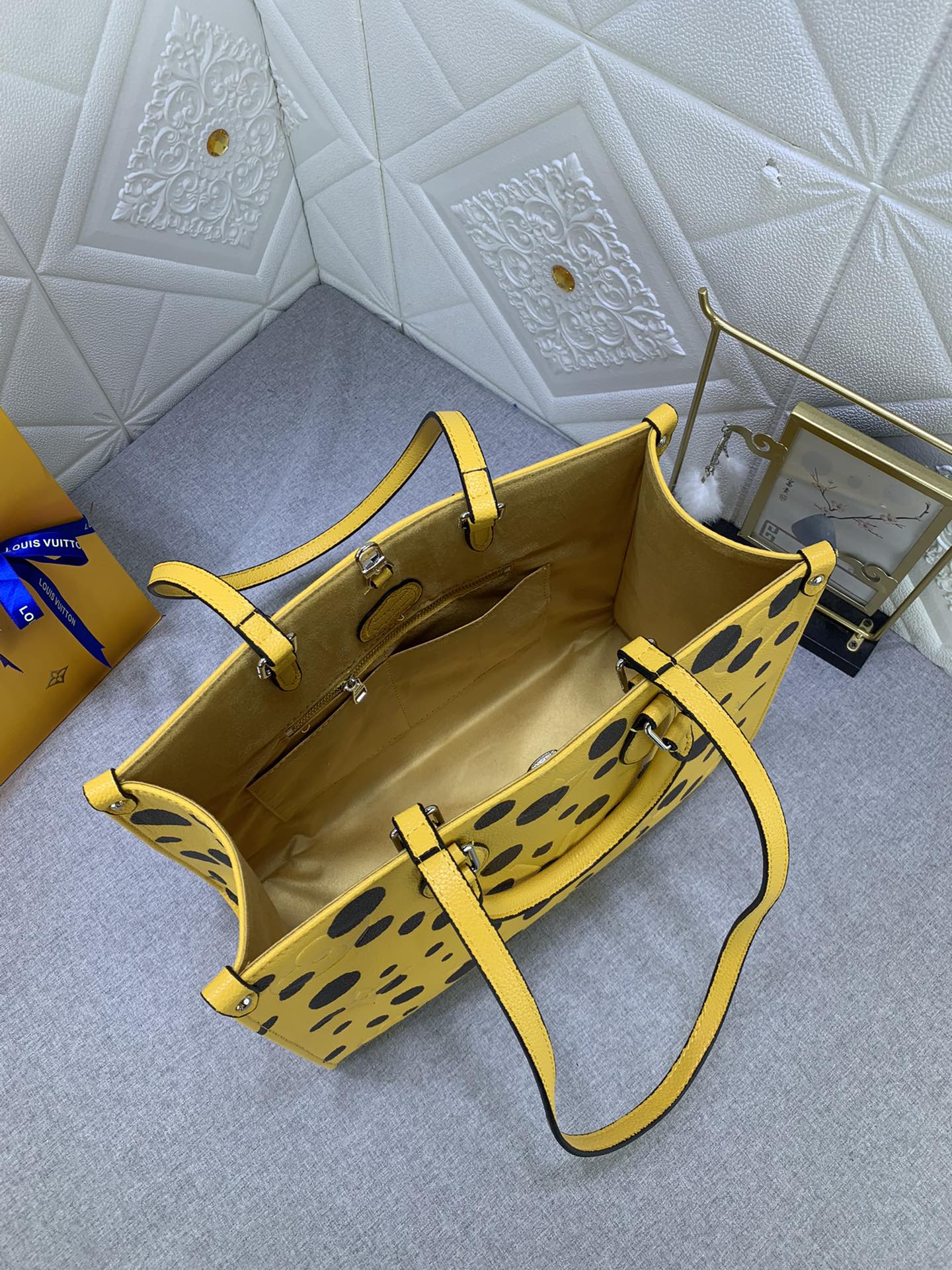 LV ONTHEGO Bag