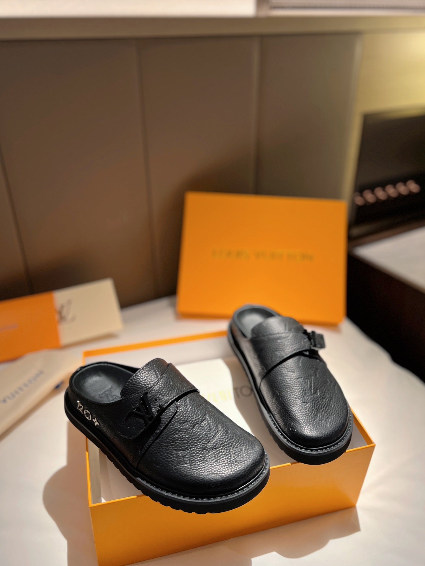 LV Latest Slippers