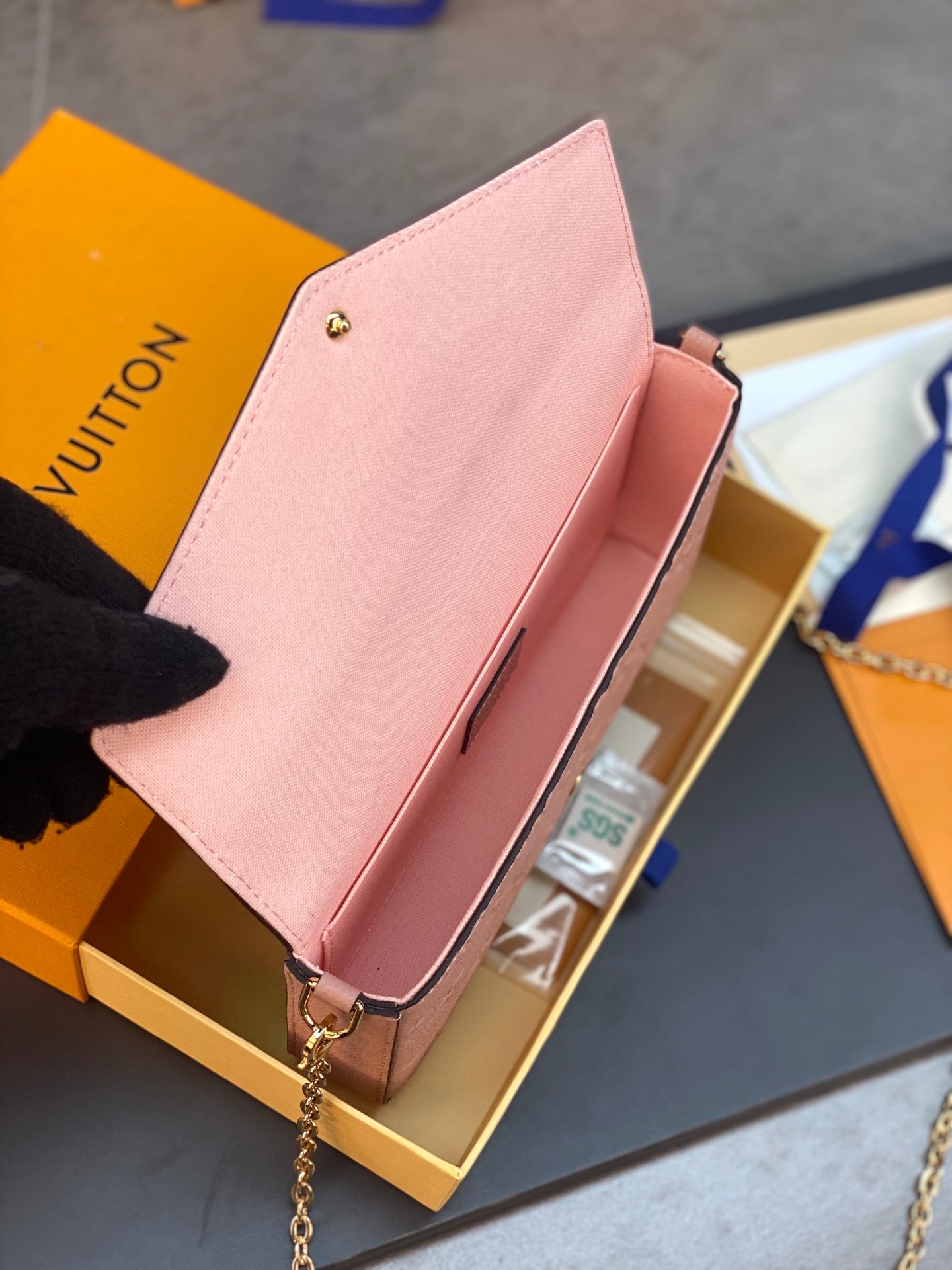 LV FÉLICIE POCHETTE Chain Bag