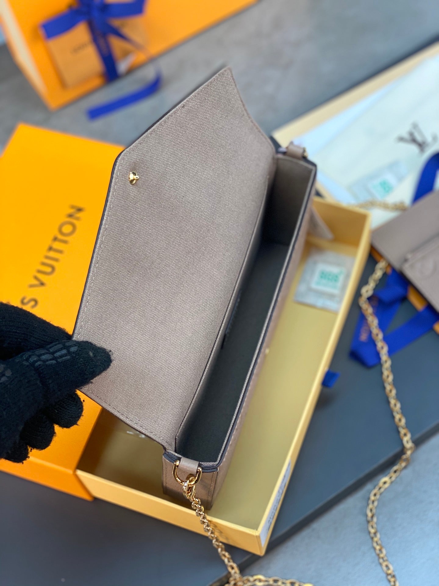 LV FÉLICIE POCHETTE Chain Bag