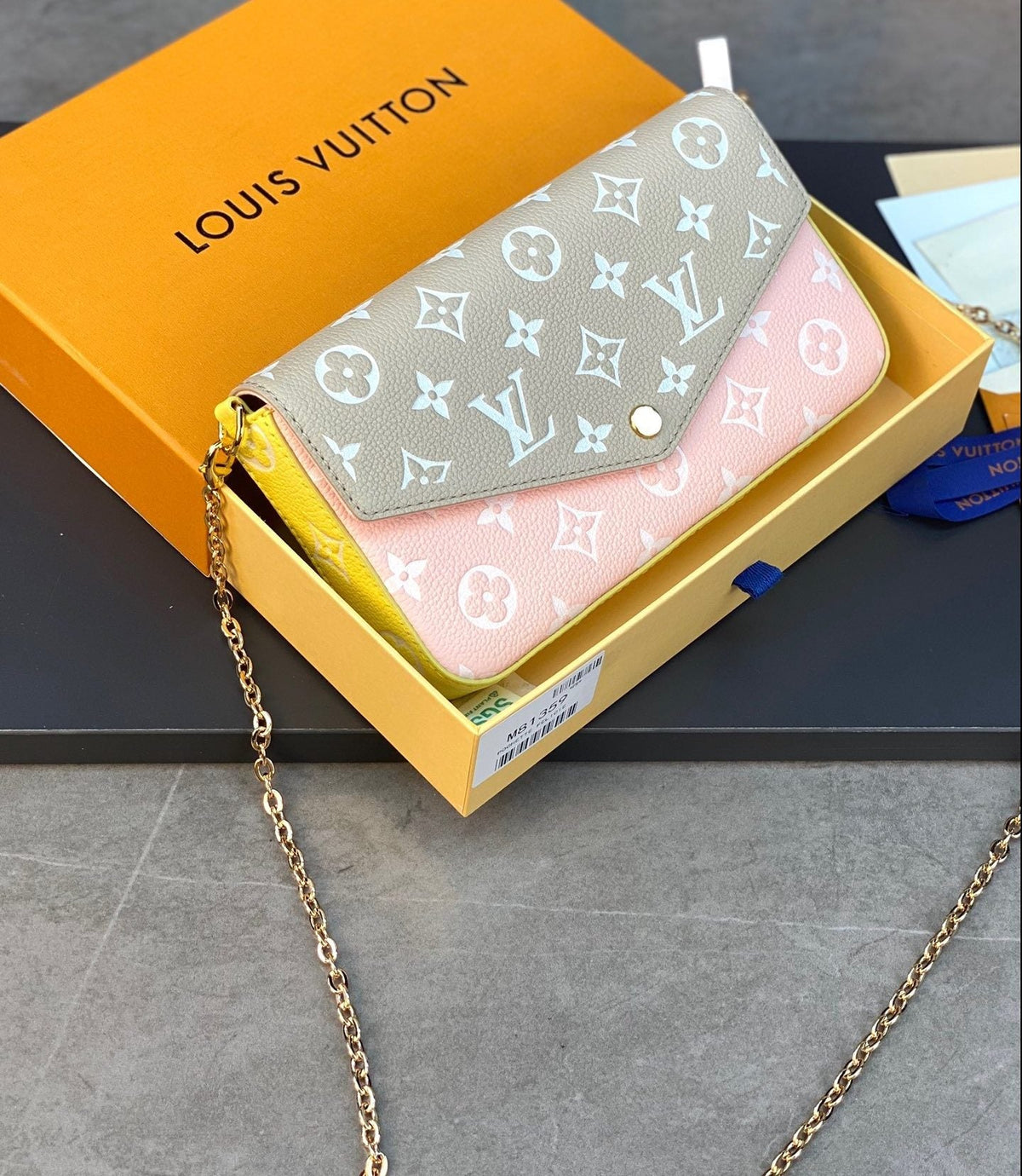 LV FÉLICIE POCHETTE Chain Bag