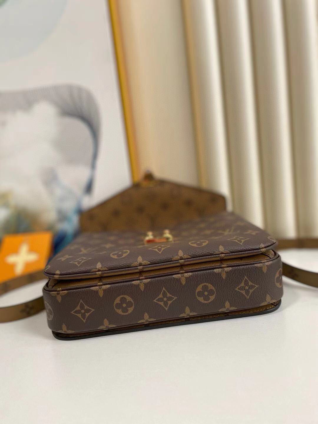 LV Pochette Metis